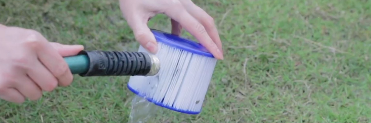 Nettoyer le filtre d'un spa gonflable pour profiter d'une eau saine et  limpide